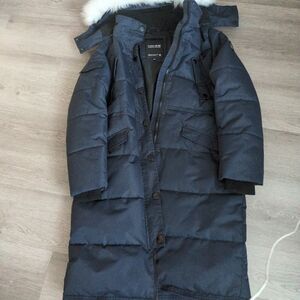 Elegant Navy Puffer Coat with Faux Fur Trim